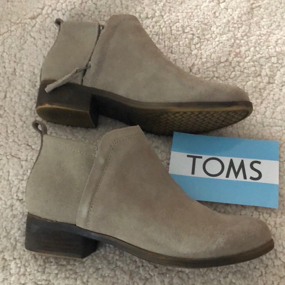 Tom’s Deia desert taupe bootie